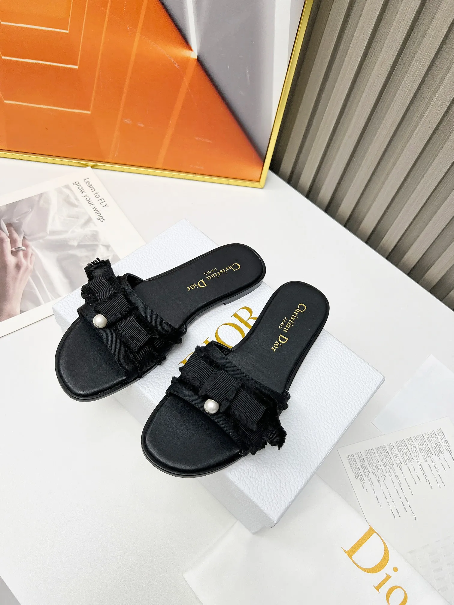 👟👟Ex-factory price 340👟👟 Genuine leather sole +40 DIOR purchasing grade Dior Dior new colors new elements DIOR spring and summer new round toe pearl open toe slippers, retro and versatile. The top version on the market. Upper: Original molded fabric Lining: Water-dyed sheepskin lining Size: #35-42 (40, 41, 42 custom-made, non-refundable)